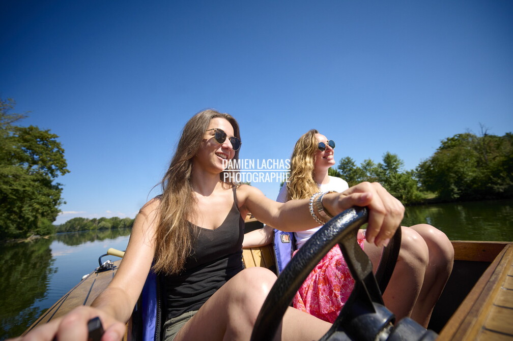 Groupe d'amis en balade en bateau électrique sur le canal Charles Quint et le Doubs à Dole. vnf_dtrs_crr_dole_bateau_electrique_figurants_028.jpg