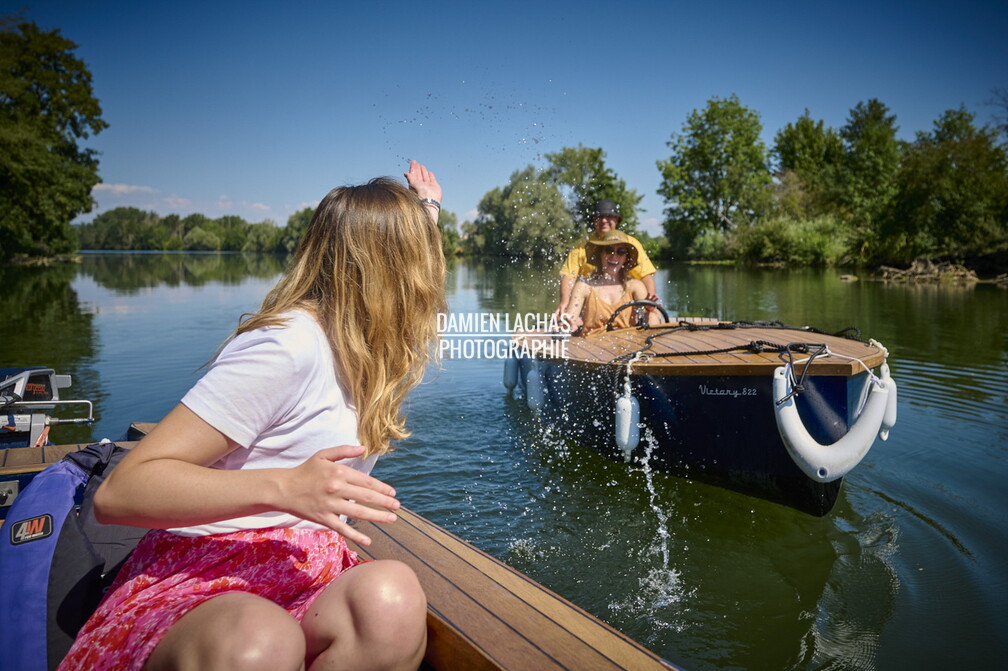 Groupe d'amis en balade en bateau électrique sur le canal Charles Quint et le Doubs à Dole. vnf_dtrs_crr_dole_bateau_electrique_figurants_030.jpg
