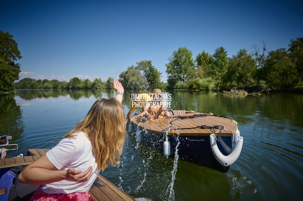 Groupe d'amis en balade en bateau électrique sur le canal Charles Quint et le Doubs à Dole. vnf_dtrs_crr_dole_bateau_electrique_figurants_031.jpg