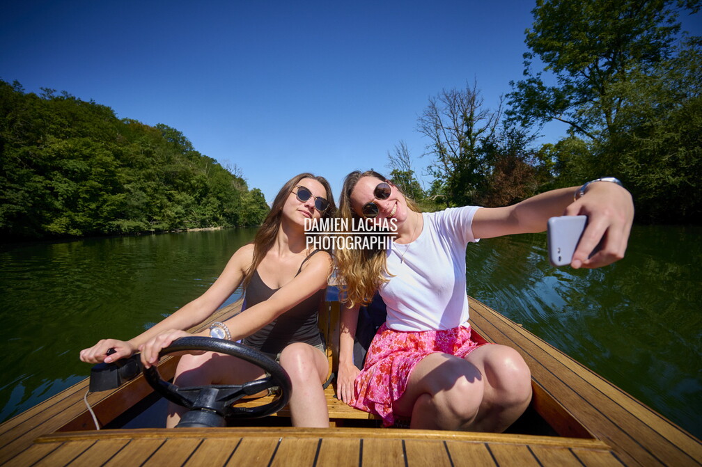 Groupe d'amis en balade en bateau électrique sur le canal Charles Quint et le Doubs à Dole. vnf_dtrs_crr_dole_bateau_electrique_figurants_033.jpg