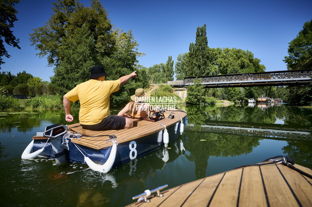 Groupe d'amis en balade en bateau électrique sur le canal Charles Quint et le Doubs à Dole. vnf_dtrs_crr_dole_bateau_electrique_figurants_039.jpg