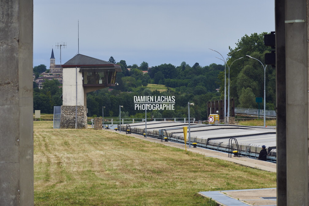 Convoi poussé sur la Saone de 180 mètres de long pour 5000 tonnes de céréales. vnf_convoi_pousse_saone_002.jpg