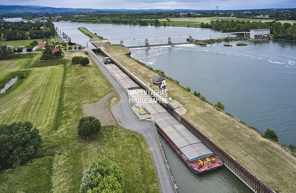 Convoi poussé sur la Saone de 180 mètres de long pour 5000 tonnes de céréales. vnf_convoi_pousse_saone_photo_aerien_006.jpg