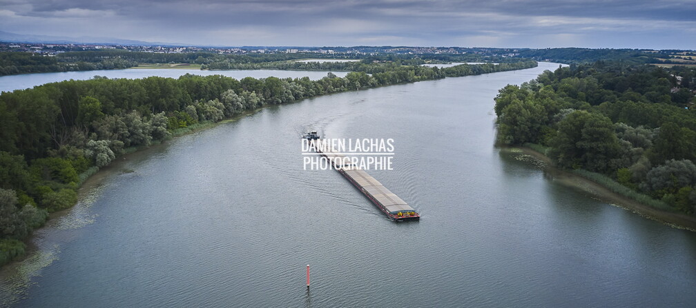Convoi poussé sur la Saone de 180 mètres de long pour 5000 tonnes de céréales. vnf_convoi_pousse_saone_photo_aerien_009.jpg