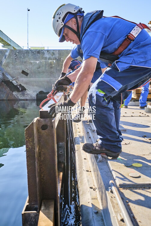 Débartardage au barrage d'Ormes sur la Saone après vérification des clapets. vnf_dtrs_barrage_ormes_travaux_debatardage_006.jpg