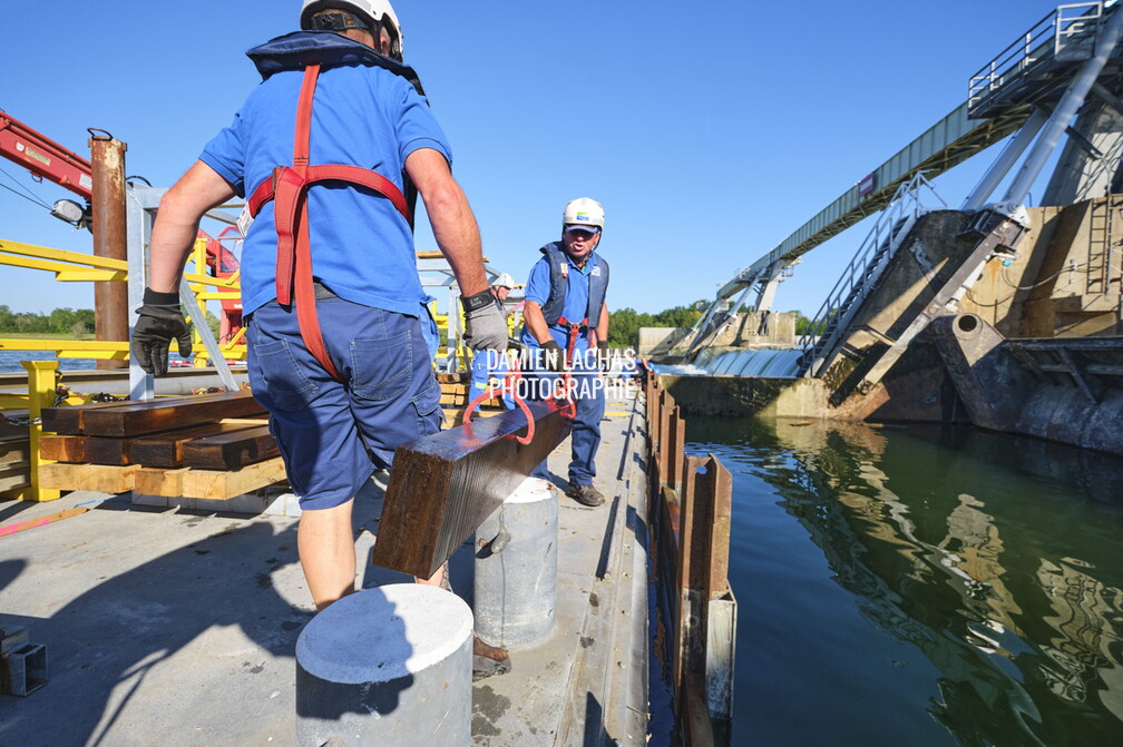 Débartardage au barrage d'Ormes sur la Saone après vérification des clapets. vnf_dtrs_barrage_ormes_travaux_debatardage_007.jpg