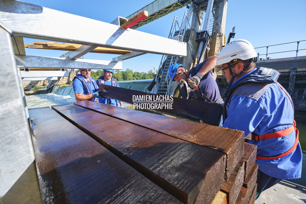 Débartardage au barrage d'Ormes sur la Saone après vérification des clapets. vnf_dtrs_barrage_ormes_travaux_debatardage_009.jpg