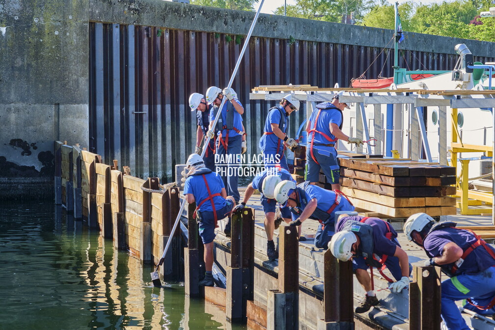 Débartardage au barrage d'Ormes sur la Saone après vérification des clapets. vnf_dtrs_barrage_ormes_travaux_debatardage_010.jpg