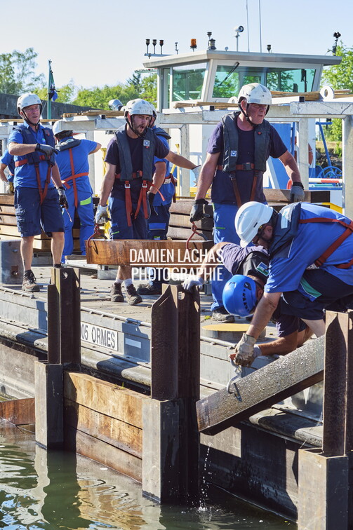 Débartardage au barrage d'Ormes sur la Saone après vérification des clapets. vnf_dtrs_barrage_ormes_travaux_debatardage_012.jpg