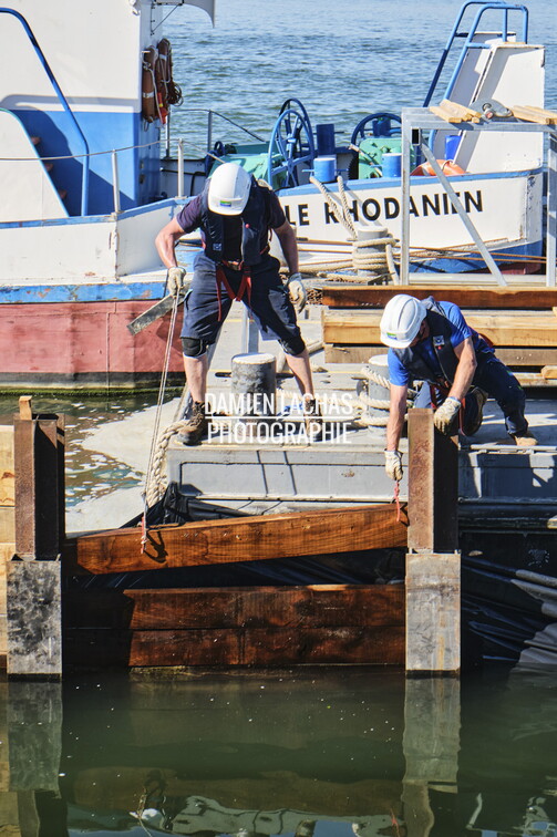 Débartardage au barrage d'Ormes sur la Saone après vérification des clapets. vnf_dtrs_barrage_ormes_travaux_debatardage_017.jpg