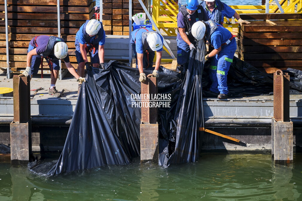 Débartardage au barrage d'Ormes sur la Saone après vérification des clapets. vnf_dtrs_barrage_ormes_travaux_debatardage_026.jpg