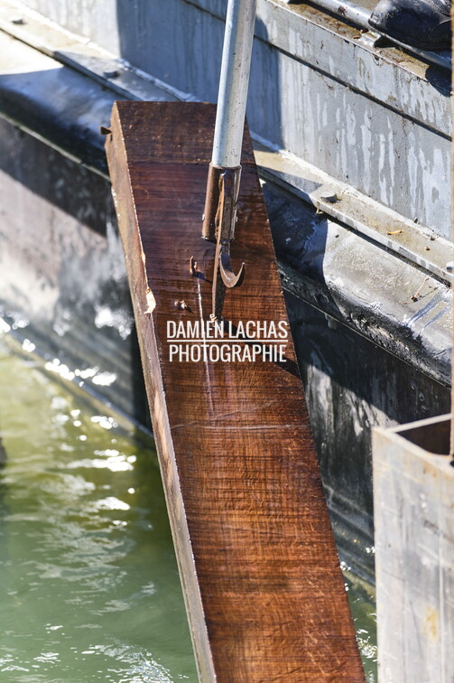 Débartardage au barrage d'Ormes sur la Saone après vérification des clapets. vnf_dtrs_barrage_ormes_travaux_debatardage_028.jpg