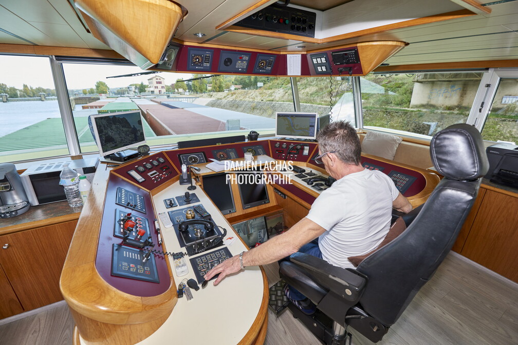 Remontée de la Saône du port Edouard Herriot (Rhône) à l'écluse de Rochaitllée-sur-Saône à bord du porte-conteneurs Le Camël. ici le poste de pilotage. vnf_dtrs_saone_container_camael_photo_043.jpg