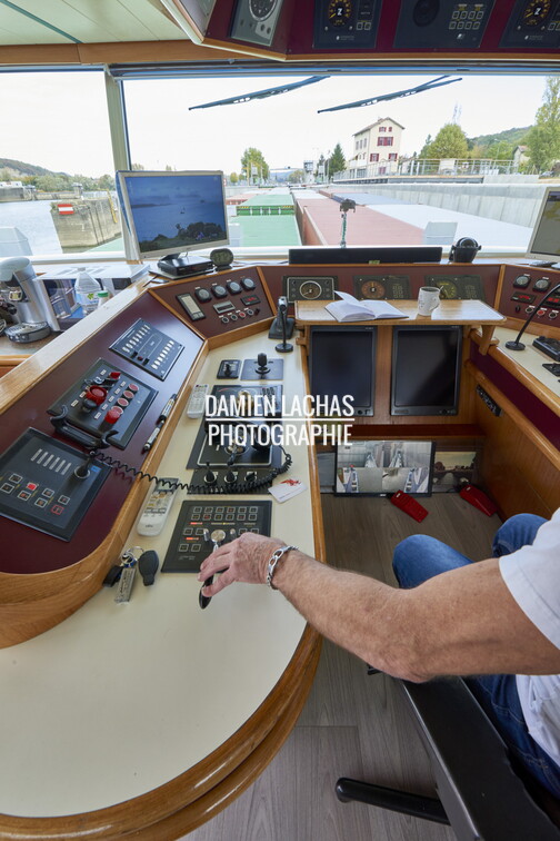 Remontée de la Saône du port Edouard Herriot (Rhône) à l'écluse de Rochaitllée-sur-Saône à bord du porte-conteneurs Le Camël. ici le poste de pilotage. vnf_dtrs_saone_container_camael_photo_045.jpg