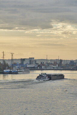 vnf lyon saone trafic fluvial lyon confluence 019