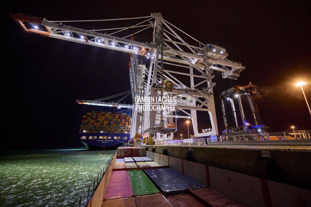 Chargement de conteneurs à port 2000 du Port du Havre sur le Bosphore, péniche grand gabarit transitant entre Paris et le Havre. seine_remonte_bosphore_j1_100.jpg