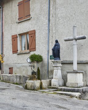 pays voironnais patrimoine public st-nicolas-macherin fontaine statue 010