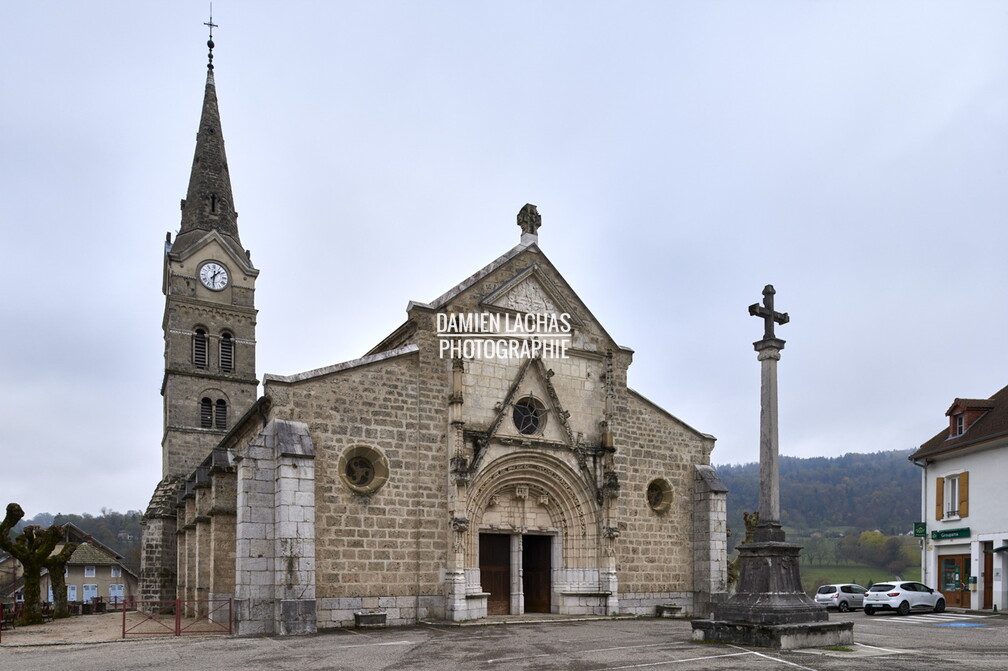 pays_voironnais_patrimoine_religieux_st-geoire-valdaine_place_eglise_001.jpg