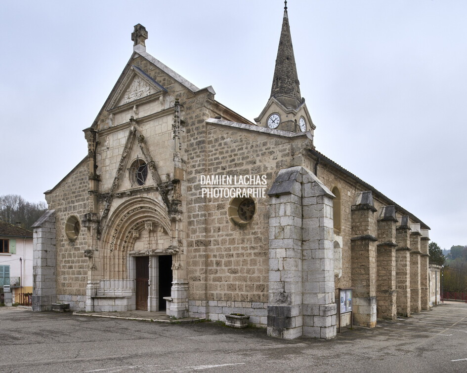 pays_voironnais_patrimoine_religieux_st-geoire-valdaine_place_eglise_006.jpg